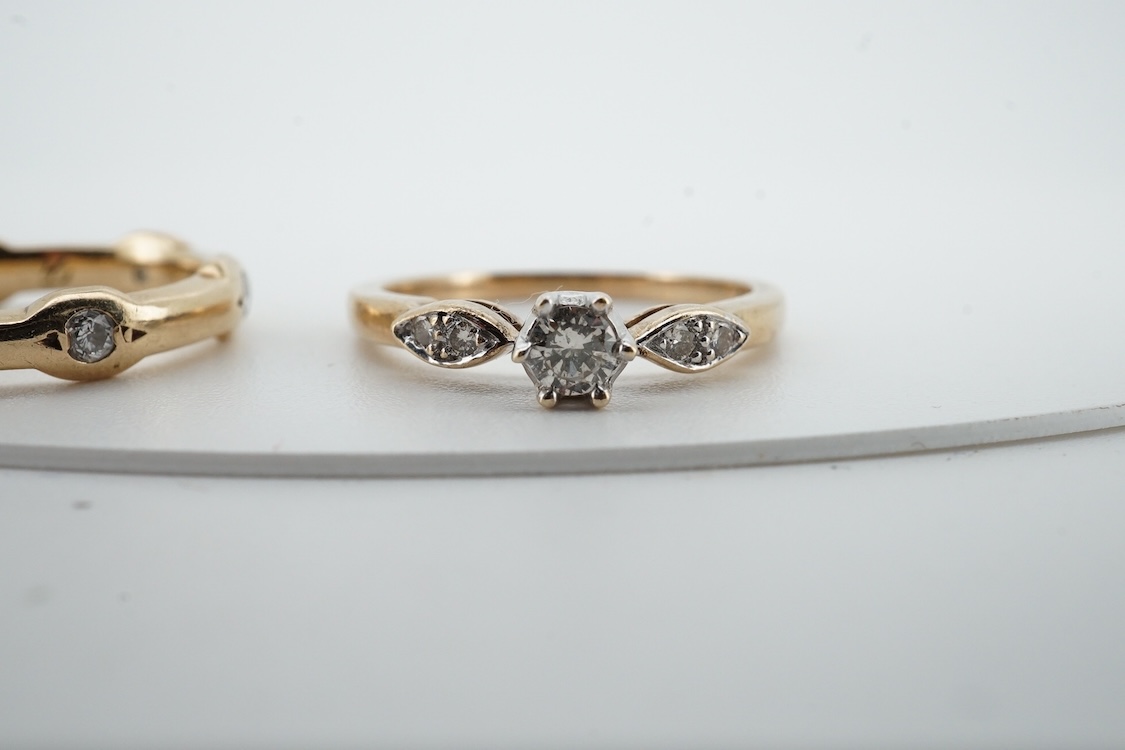 A modern 9ct gold and claw set single stone diamond ring, with four stone diamond chip set shoulders, size N, total carat weight approximately 0.20ct and a similar 9ct gold and six stone diamond set band, size K, gross w